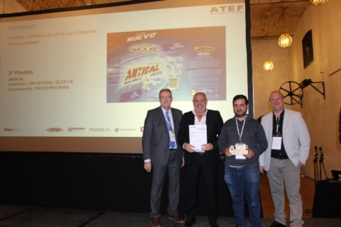 RECOGIENDO LOS PREMIOS